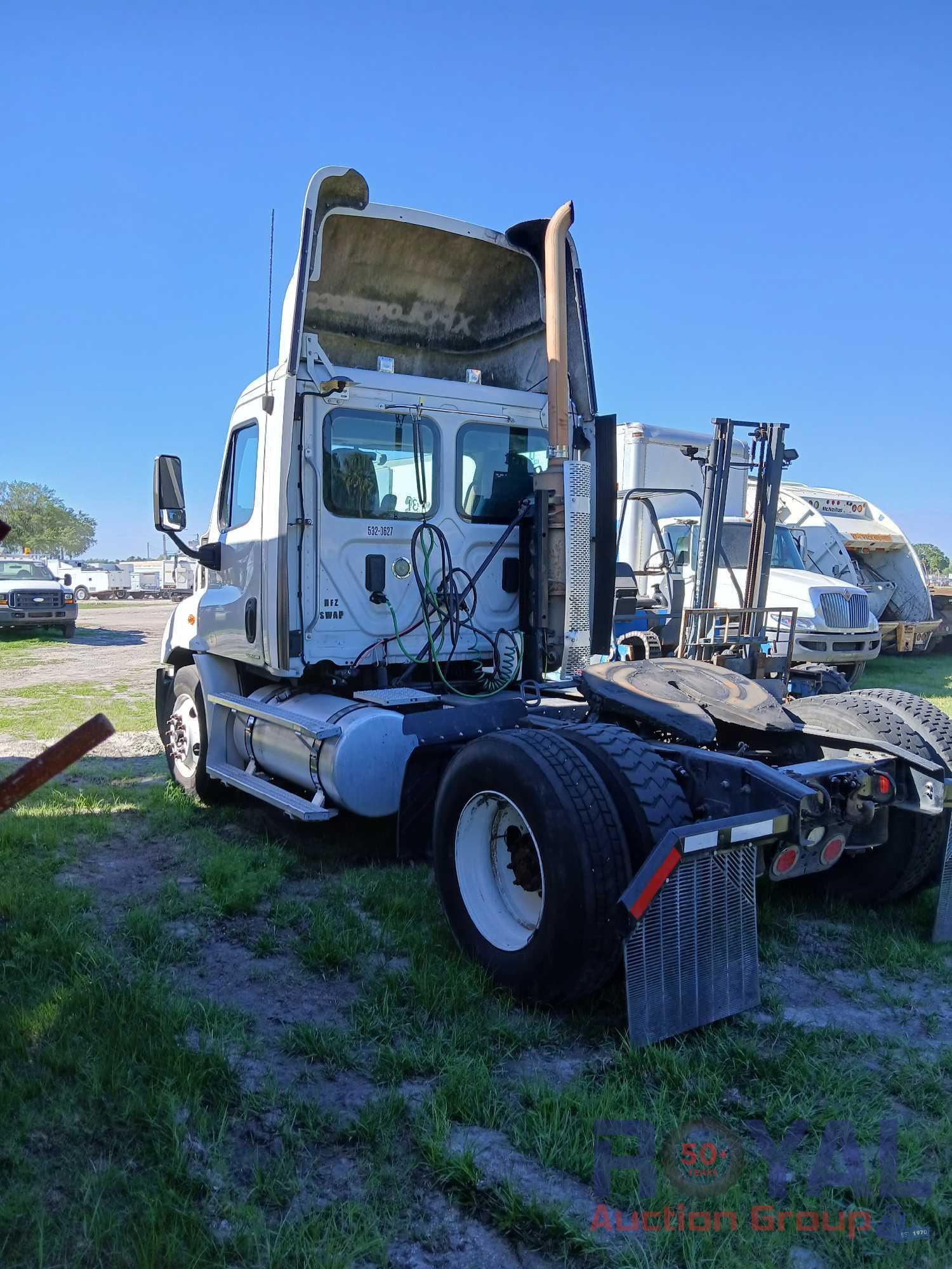 2011 Freightliner Cascadia 113 Day Cab Tractor