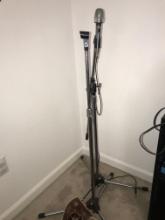 2- microphone stands 1- microphone