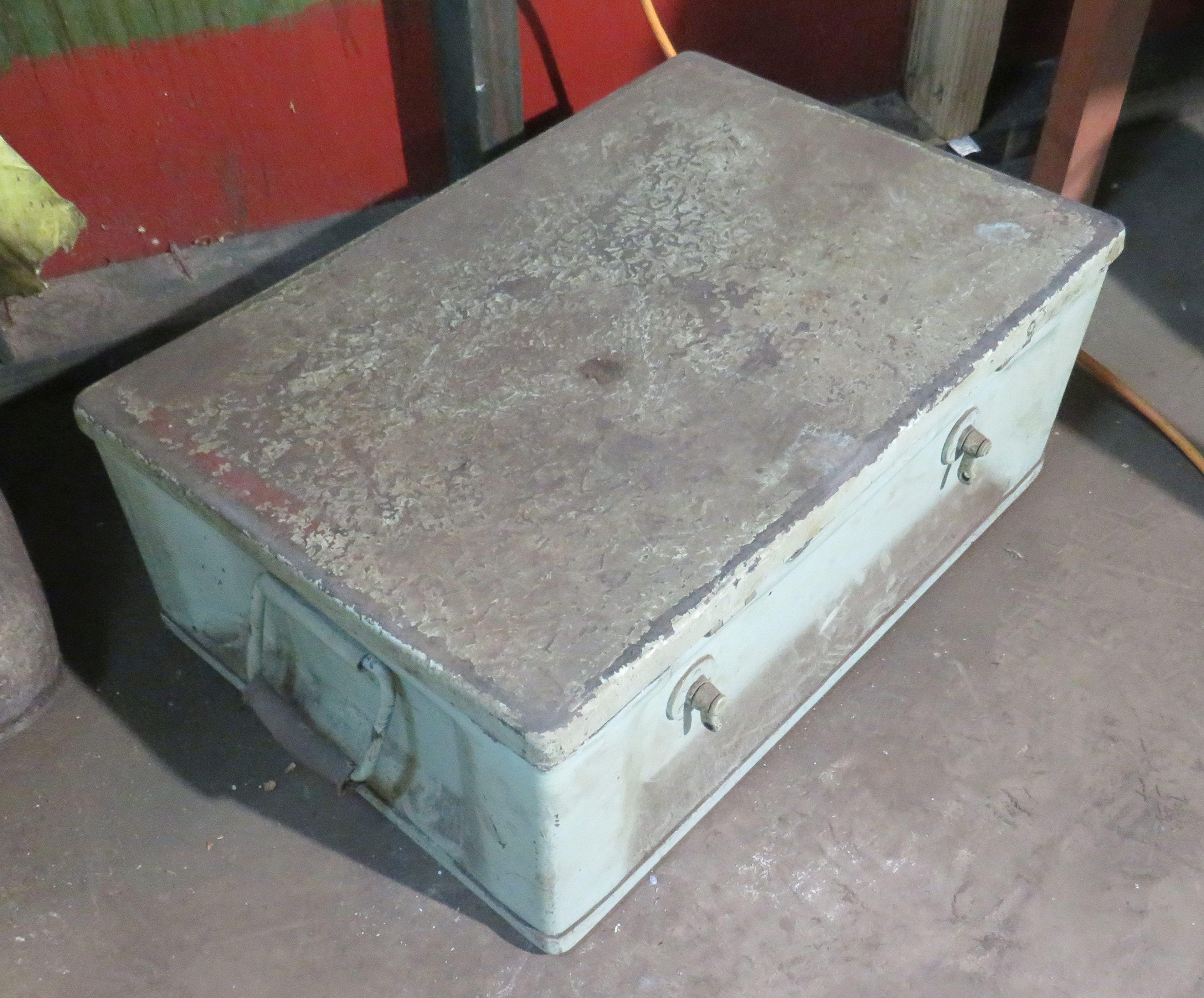 Steel Heavy duty tool box, with heavy duty large taps