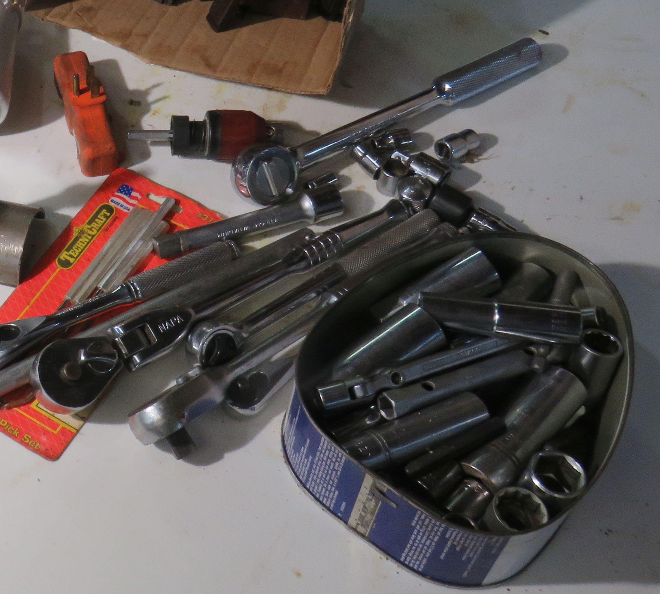 Assorted end wrenches, ratchets, wrenches, teeth for rigid pipe threaded, detail paint sprayer