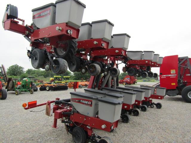 4580 1235 CASE IH 12 ROW PLANTER W/MONITOR