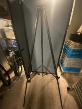 Easels with varying size and material