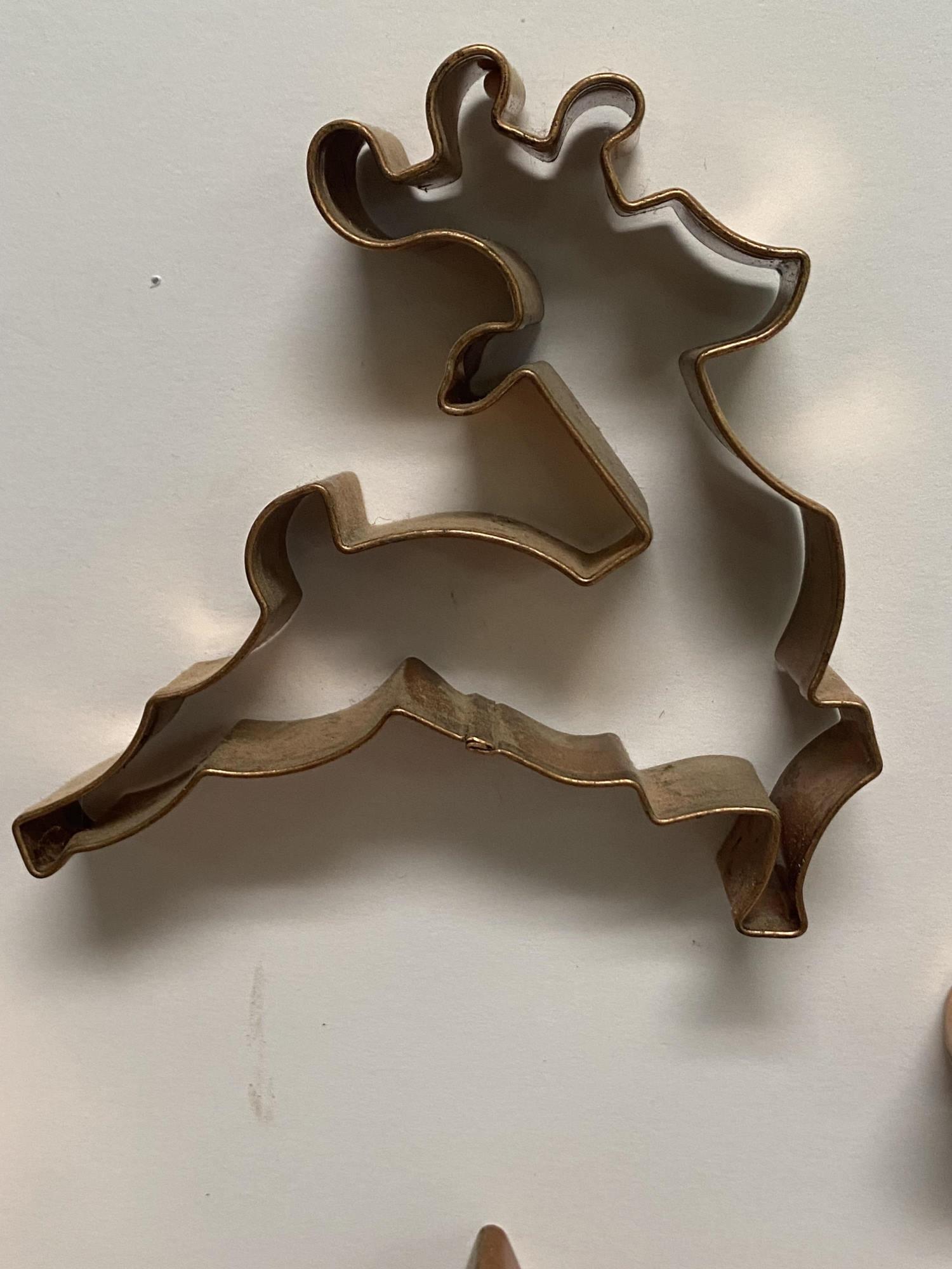 COPPER GROUP - 6 COOKIE CUTTERS & FISH PAN