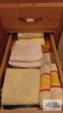 Lot of two drawers of kitchen towels