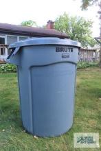 Rubbermaid brute trash can with lid