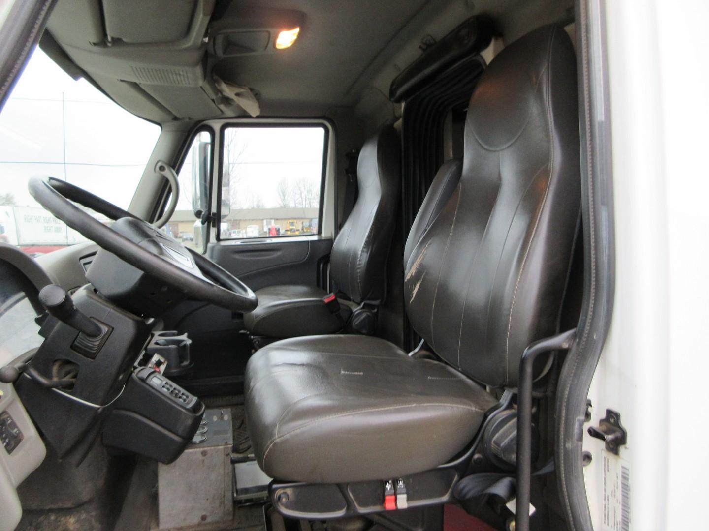 2009 International 4300 S/A Curb Van
