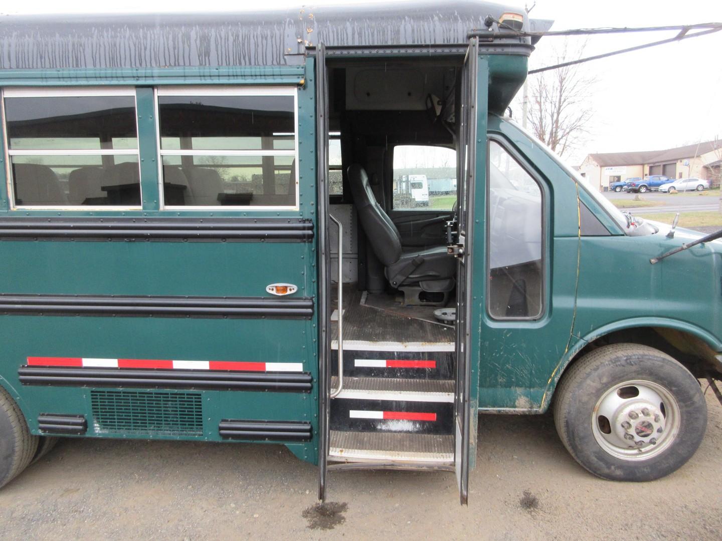 2005 GMC Savana Bus