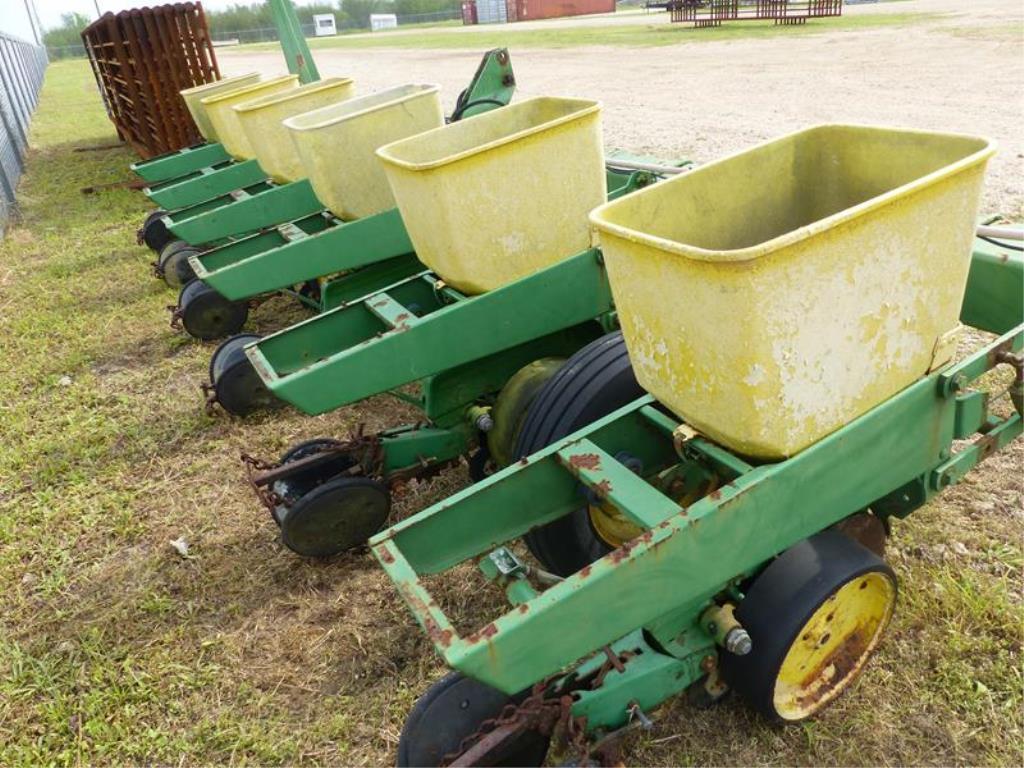 JOHN DEERE 7100 6 ROW NO TILL PLANTER