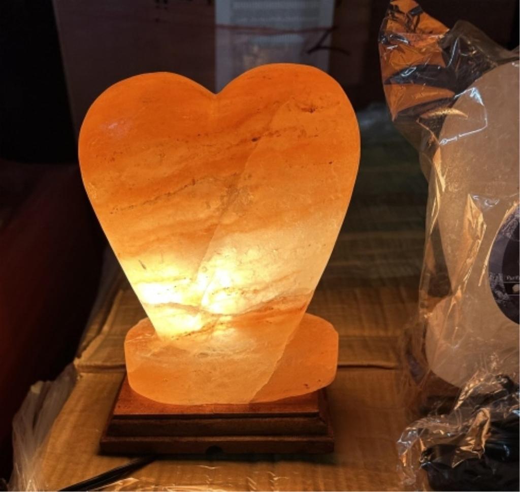 ZENNERY HIMALAYAN SALT LAMP HEART SHAPED (NEW) (YOUR BID X QTY = TOTAL $)