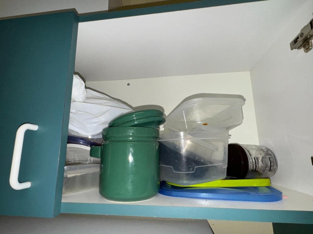 LOT CONSISTING OF ITEMS IN DRAWERS AND CABINETS