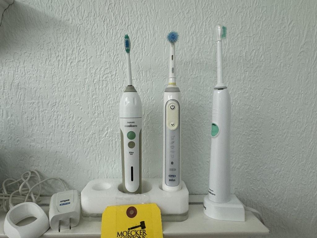 LOT CONSISTING OF ELECTRIC TOOTHBRUSHES