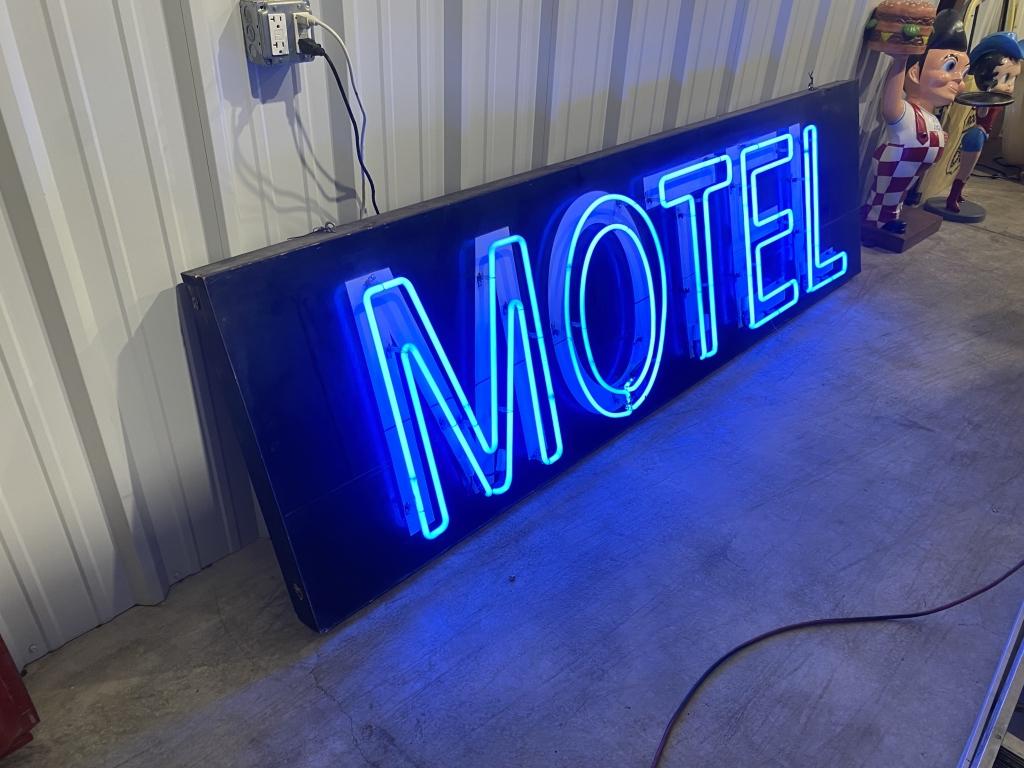 Motel neon 10'x3'