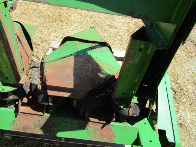 1633. 385-914. JOHN DEERE GREEN TWO ROW WIDE CORN HEAD