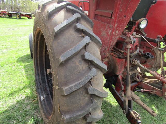 155. 1967 FARMALL 656 GAS TRACTOR, WIDE FRONT, IH FLAT TOP FENDERS, 15.5 X