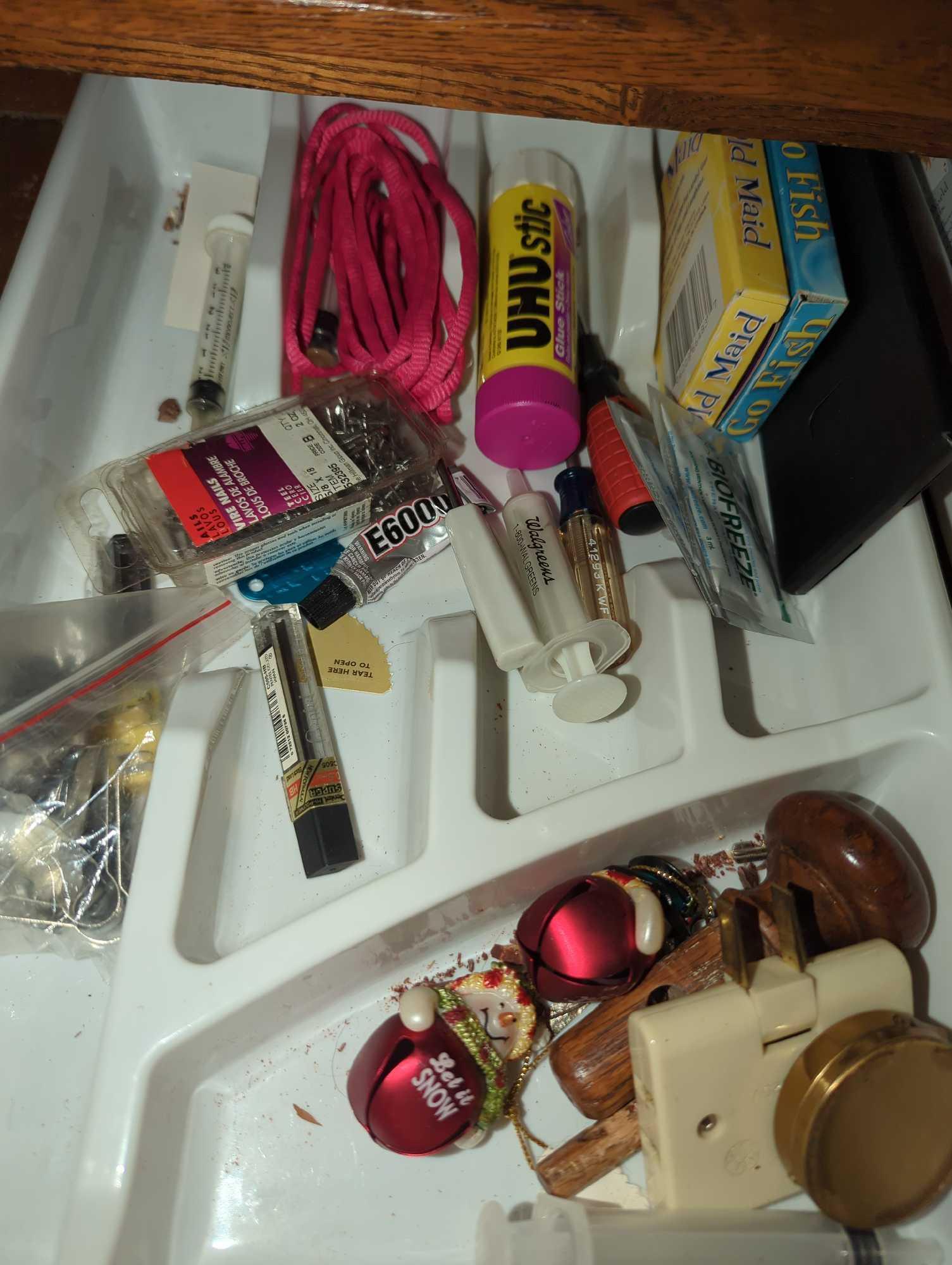 (DR) LOT OF ASSORTED ITEMS INCLUDING ART AND CRAFT ITEMS, DECORATION ITEMS, PLAYING CARDS,