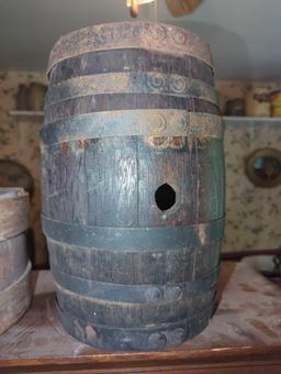 (DR) LOT OF 2 ITEMS INCLUDING OLD STYLE WINE BARREL AND OLD STYLE WOODEN CANTEEN, WINE BARREL