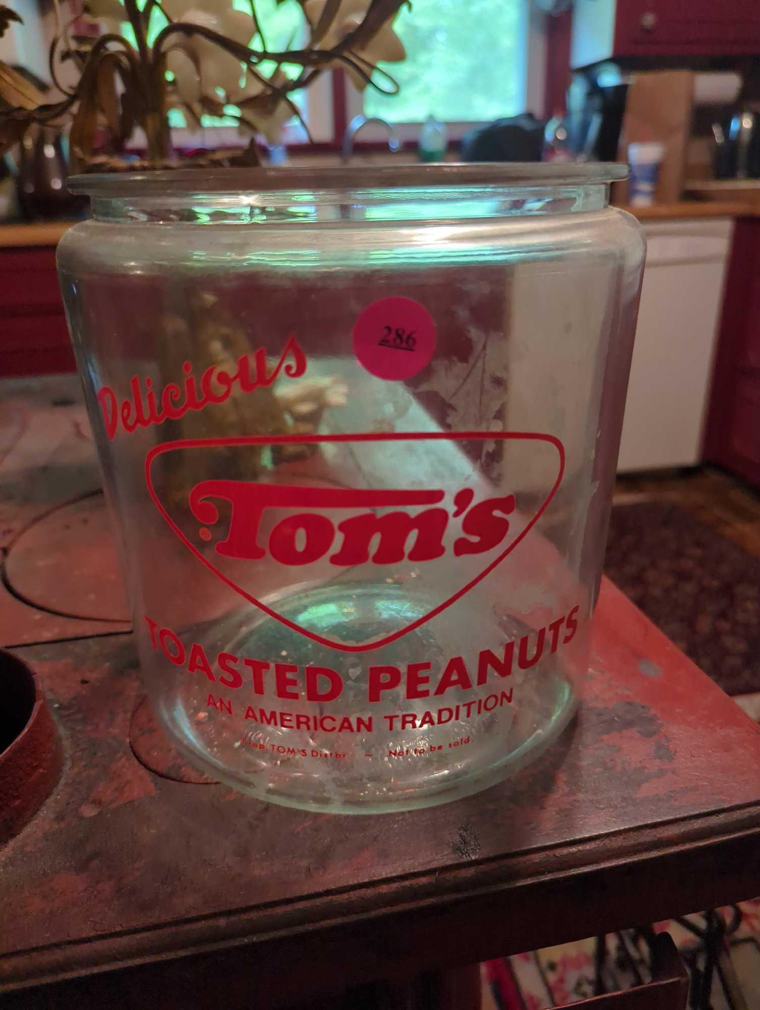 (KIT) VINTAGE TOM?S TOASTED PEANUTS CLEAR GLASS JAR, RED HANDLED LID, COUNTER DISPLAY, MEASURE