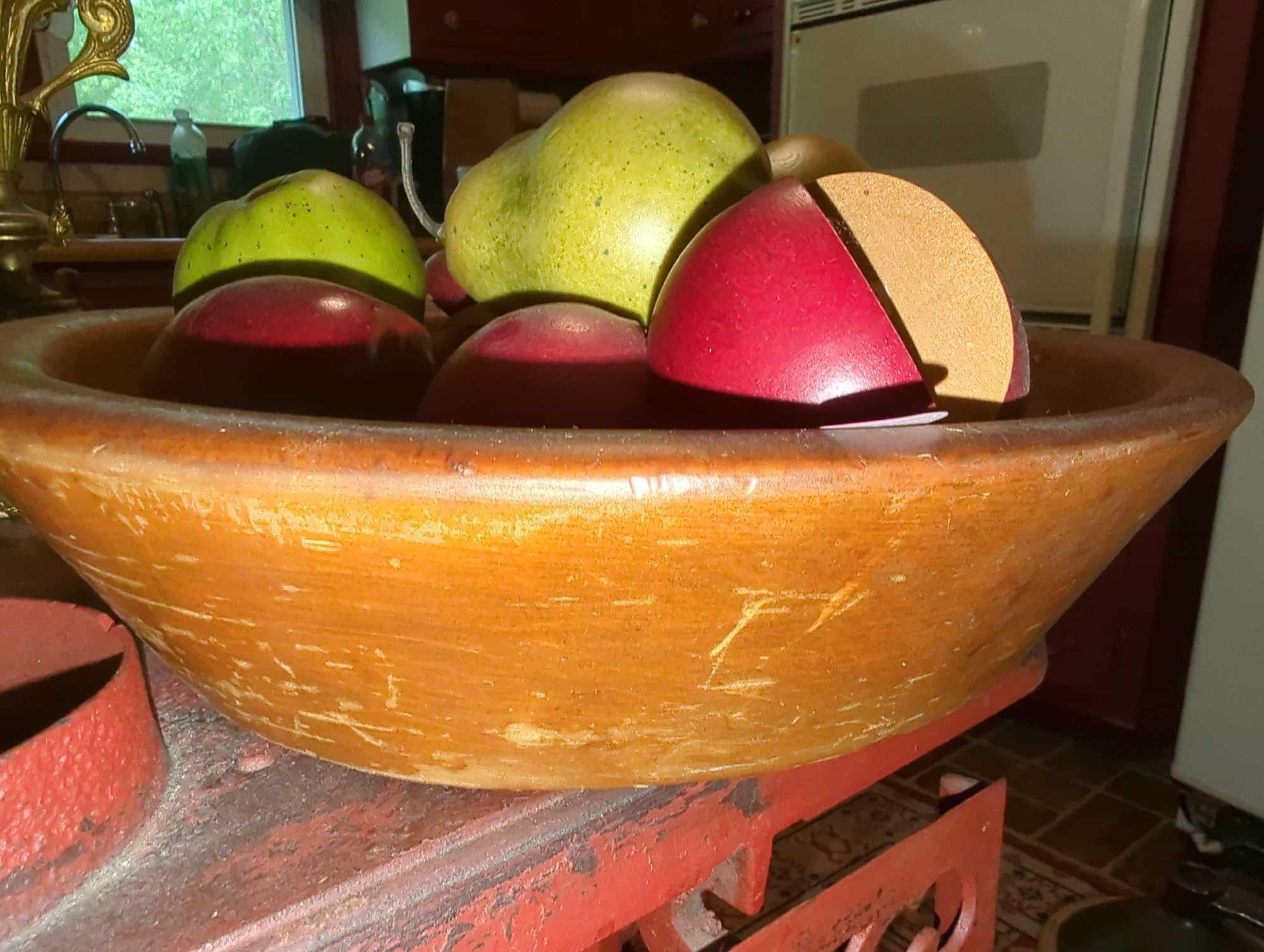 (KIT) WOODEN BOWL OF WOODEN FAKE FRUIT, MEASURE APPROXIMATELY 16 IN X 3 IN. WHAT YOU SEE IN PHOTOS