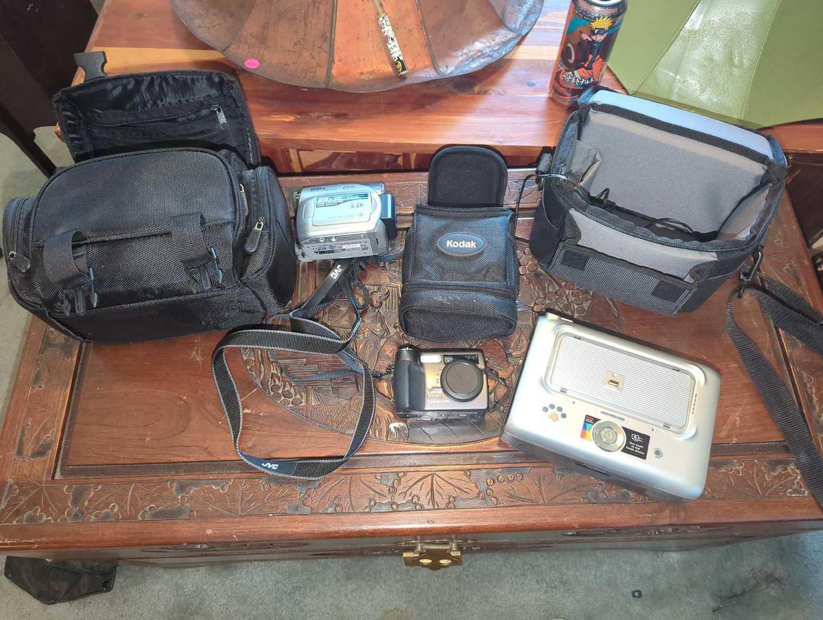 (BR1) LOT OF 3 ITEMS, KODAK EASYSHARE Z760, KODAK EASYSHARE PRINTER DOCK SERIES 3, AND A JVC 28X