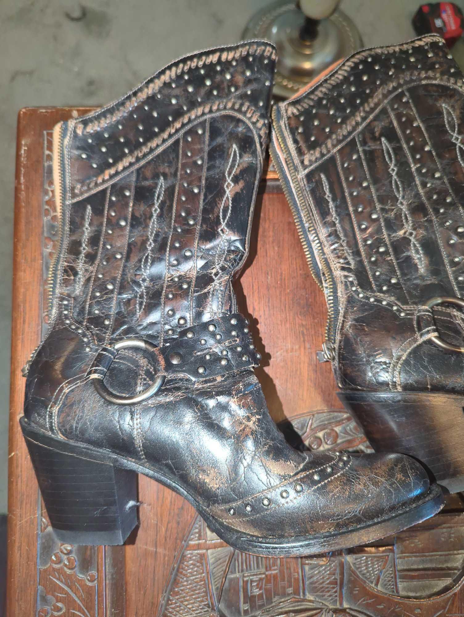 (BR1)2 BOOT LOT, DAYS BEST SIZE MEDIUM WOMENS COWGIRL BOOTS, RED LEATHER WITH FLORAL ACCENTS, AND