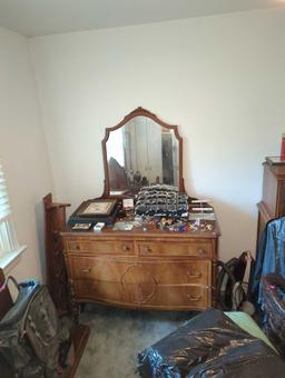 (BR1) VINTAGE WOOD 4 (DR)AWER DRESSER WITH MOUNTED MIRROR, ITEMS DISPLAYS COSMETIC WEAR CONSISTENT