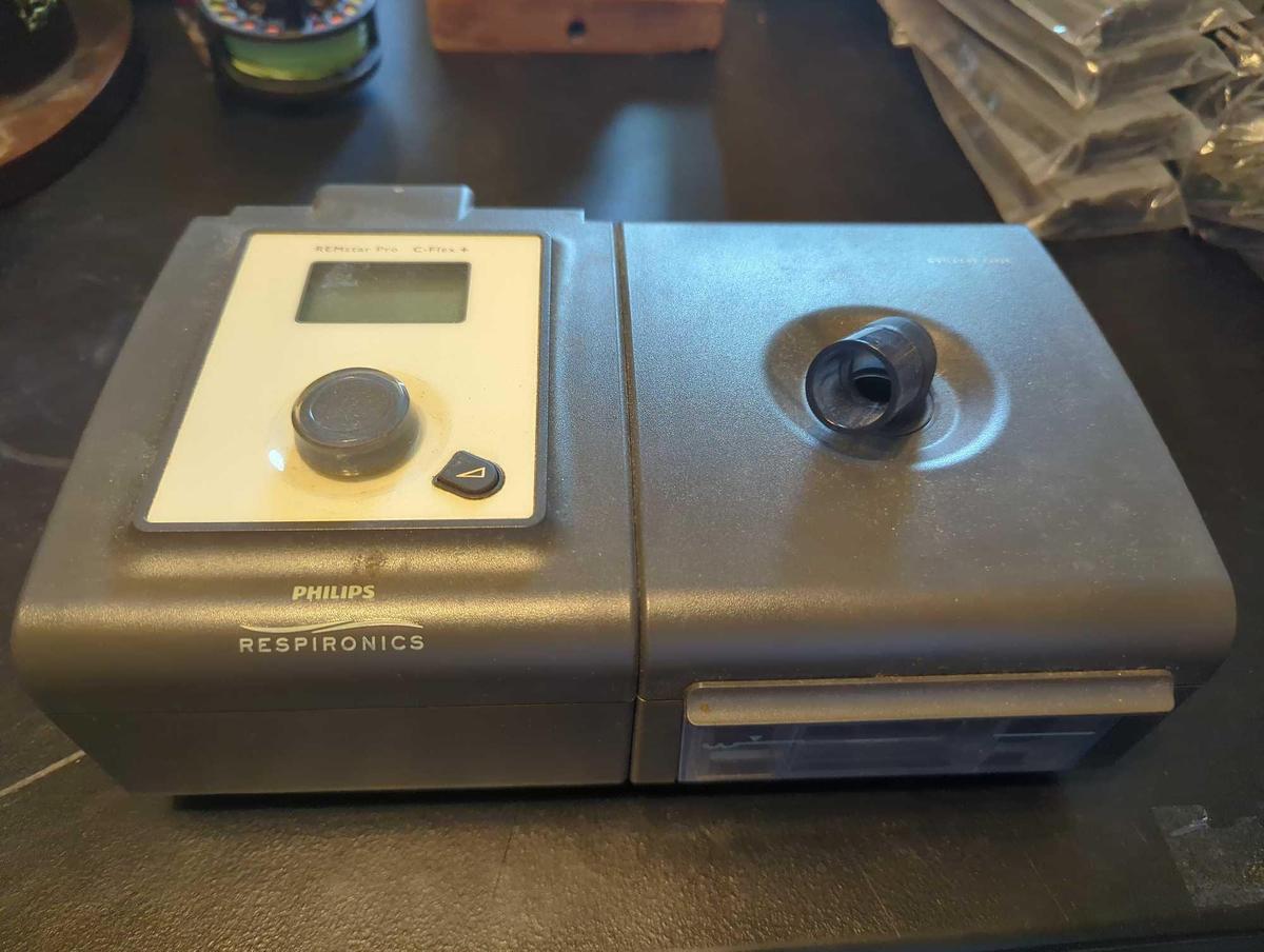 (BR3) LOT OF 2 ITEMS INCLUDING PHILIPS RESPIRONICS SYSTEM ONE REMSTAR PRO CFLEX 460P CPAP AND