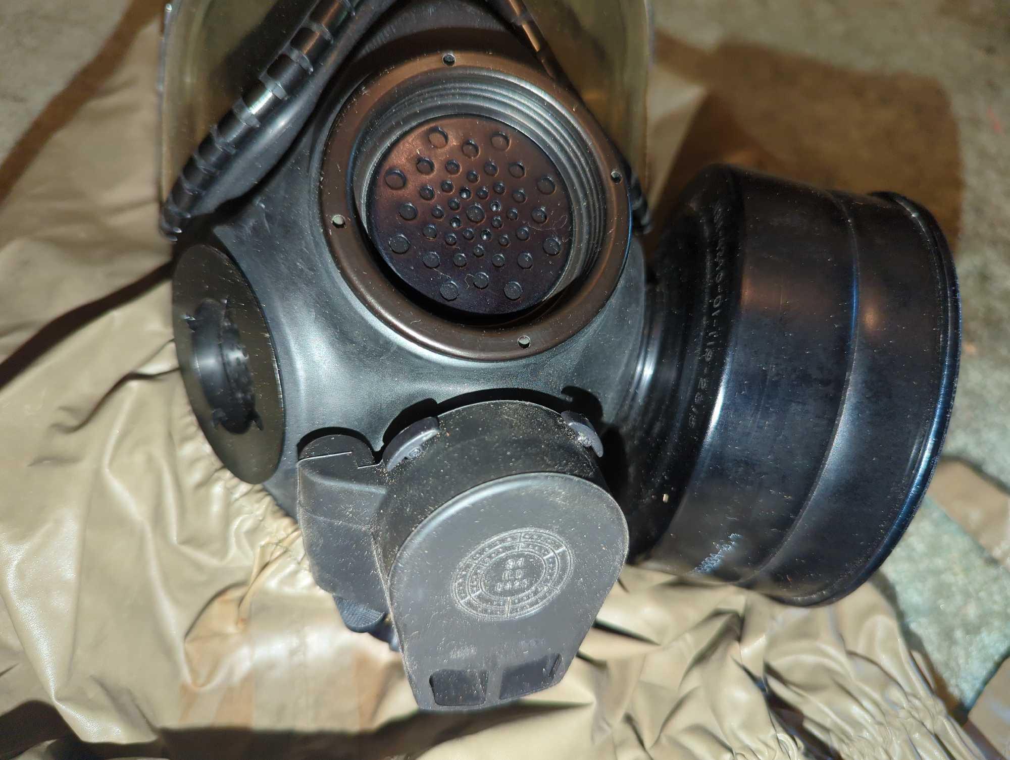 (BR3) LOT OF 3 ITEMS INCLUDING M40 CHEMICAL BIOLOGICAL MASK, PLASTIC WATER CANTEEN, AND CANTEEN