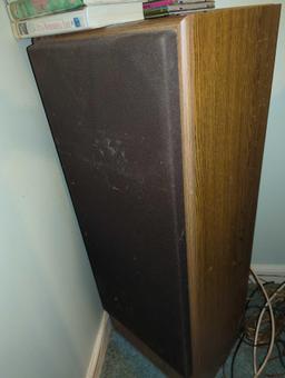 (BR3) LOT OF 3 SPEAKERS INCLUDING (2) PIONEER 4 WAY/5 SPEAKER (MODEL CS-811A) AND (1) JVC