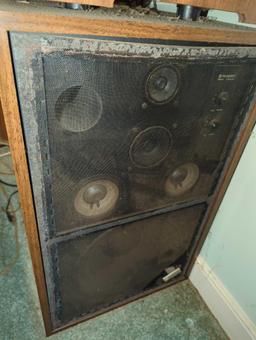 (BR3) LOT OF 3 SPEAKERS INCLUDING (2) PIONEER 4 WAY/5 SPEAKER (MODEL CS-811A) AND (1) JVC