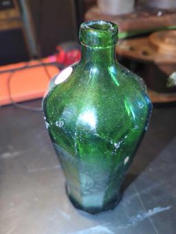 (BR3) OLD STYLE GREEN SOKOLOWSKY GLASS, 26 OZ, 10" HEIGHT, WHAT YOU SEE IN THE PHOTOS IS EXACTLY