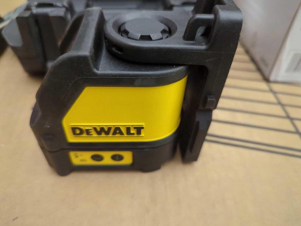 DEWALT 100 ft. Green Self-Leveling Cross Line Laser Level with (3) AA Batteries & Case, Appears to