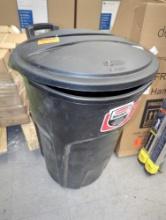 Rubbermaid Roughneck 32 Gal. Easy Out Wheeled Trash Can in Black with Lid, Retail Price $35, Appears