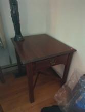 (LR) LEISTERS MAHOGANY 1 DRAWER END TABLE, IN GOOD CONDITION WITH SOME COSMETIC WEAR, 22"X 27"X 25