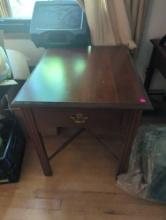 (LR) LEISTERS MAHOGANY 1 DRAWER END TABLE, IN GOOD CONDITION WITH SOME COSMETIC WEAR, 22"X 27"X 25