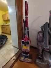 (DR) SHARK LIFT AWAY VACUUM WITH ZERO M TECH. ZU561, USED UNIT APPEARS TO BE IN GOOD CONDITION.