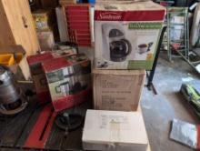 (DR) KITCHEN ACCESSORIES LOT TO INCLUDE A 7-CUP RICE COOKER, STAINLESS STEEL FLATWARE, (2) 3-PIECE