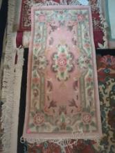 (DEN) HANDMADE 100% WOOL MULTI-COLORED AREA RUG IN PINKS AND BLUES, APPROXIMATE DIMENSIONS - 2' W X