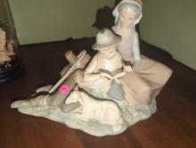 (DEN) LLADRO 1974 CHILDREN READING #4929 BY VICENTE MARTINEZ, MADE IN SPAIN, 8.25" HEIGHT, RETAIL