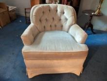 (DBR1) VINTAGE UPHOLSTERED ARM CHAIR WITH TUFTED BACK. MADE BY BENCHCRAFT OF HICKORY. IT MEASURES