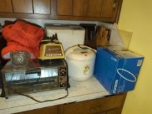 (KIT) LOT OF KITCHEN ITEMS TO INCLUDE, GE TOAST BROIL TOASTER OVEN. ZOJIRUSHI COOKER. CHEFMATE BREAD