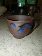 (KIT) LOT OF ASSORTED ITEMS TO INCLUDE, HANDMADE CLAY MUGS, CERAMIC GREEN SMALL FROG DECORATION, SET