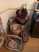 (DR) LARGE LOT OF VARIOUS SIZED BASKETS/TRAYS.