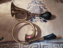 (UPOFC) LOT OF (2) VINTAGE BRASS WALL HANGING HORNS. ONE IS 17-1/2"L, THE OTHER IS 14"L. ONE HAS