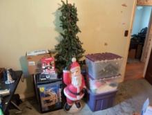 (BR3) LARGE LOT OF MISC. CHRISTMAS DECORATIONS TO INCLUDE: LARGE ORNAMENTS, TUB OF COLORED STRING