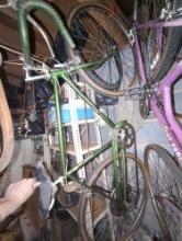 (GAR) VINTAGE SCHWINN BYCYCLE GREEN, APPEARS TO BE IN GOOD CONDITION FOR THE ITEMS AGE.