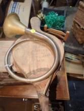 (GAR) LOT OF 2 ITEMS TO INCLUDE, THE WOODMAN COMPANY PRIMITIVE WOOD & LEATHER FIREPLACE BELLOWS, AND