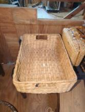 (GAR) LOT OF ASSORTED ITEMS TO INCLUDE, WICKER STYLE HAND PURSE WITH HANDLES, ROUND WICKER POTATO