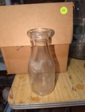 (GAR) BOX LOT OF ASSORTED GLASS BOTTLES TO INCLUDE, EARLY STYLE HALF PINT GLASS MILK BOTTLES, AND