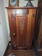 (KIT) MAHOGANY 1 DOOR CABINET, IN GOOD CONDITION, DISPLAYS SOME MINOR COSMETIC WEAR, 18 1/8"L 10
