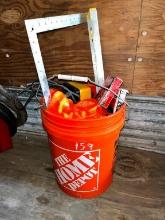 HOME DEPOT 5 GALLON PAIL WITH MISCELLANEOUS TOOLS SUPPORT EQUIPMENT